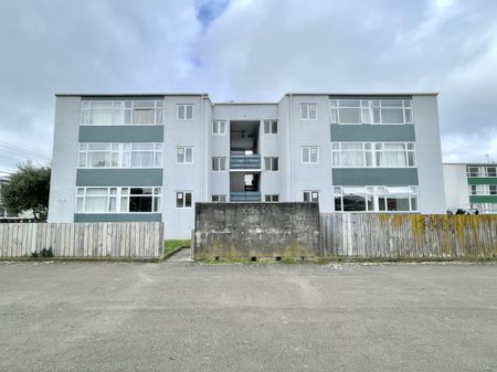 2-Bedroom Apartment in Berhampore - Photo 2