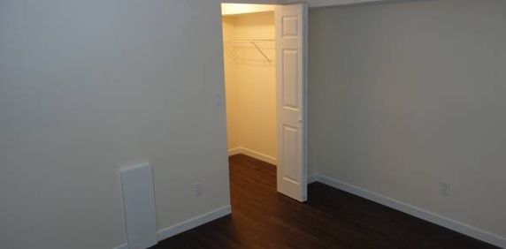 Bright & Cozy 2 Bedroom Suite (close to Langara + Canada line) - Photo 2