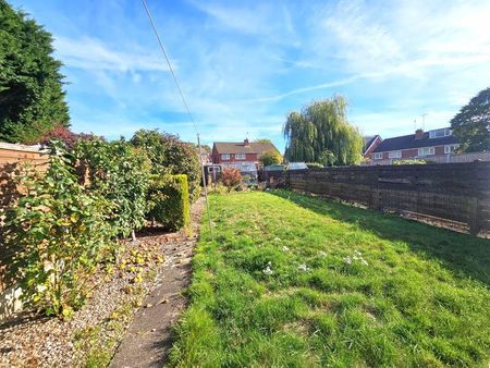 3 bedroom semi-detached house to rent - Photo 3
