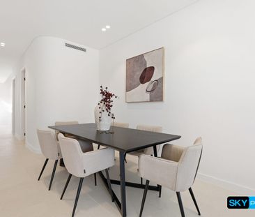 CITY VIEWS. CURVED DESIGN. UNCOMPROMISING LUXURY. - Photo 4