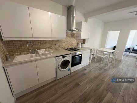 1 bedroom in a flat share to rent - Photo 5