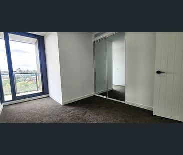 Spacious Modern 2-Bed Apartment with Balcony, Rooftop Access & Secu... - Photo 4