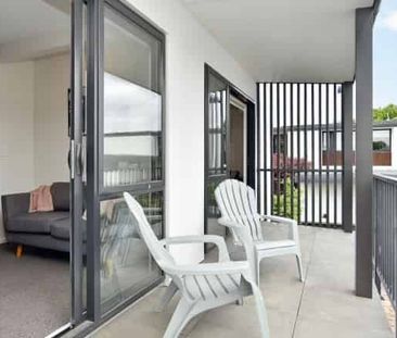 Bright, Furnished 2-Bedroom Apartment in Merivale - Photo 3