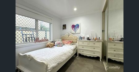 Rare Opportunity: Rent the Entire 5-Bed Property – Main Home + Studio/Flat! - Photo 4