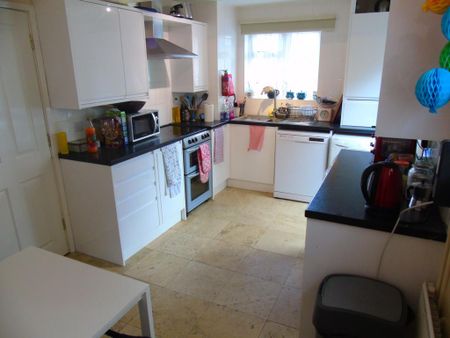 4 bedroom semi-detached house to rent - Photo 5