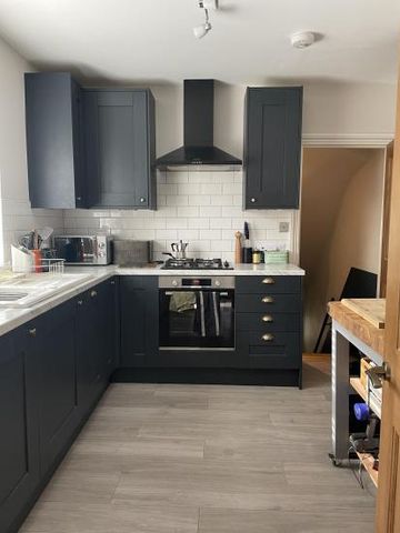 Double room with sole use of bathroom in Blackhorse rd , Walthamstow - Photo 3