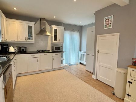 3 bedroom end of terrace house to rent - Photo 2