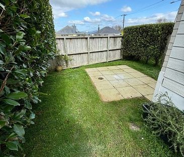 Modern renovated 3 bedroom home - Photo 6