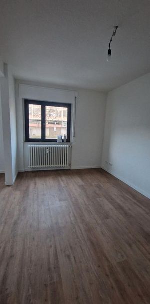 Modern und hell: Renovierte 2-Zimmer-Wohnung mit Tageslichbad - Foto 1