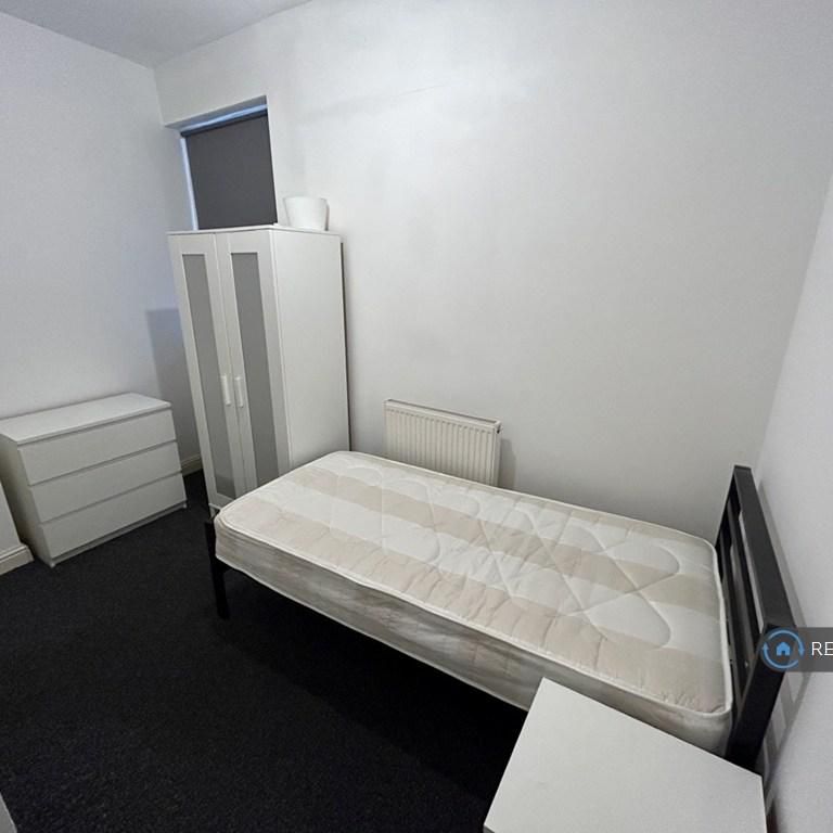 1 bedroom in a house share to rent - Photo 2