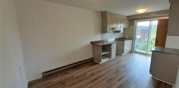 N-Rosemont 4.5 HAUT TRIPLEX près de tout; pas besoin de voiture! - Photo 2