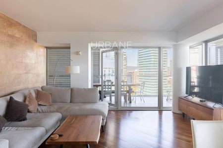 Elegante piso de 3 dormitorios con vistas al mar y gran terraza privada en Sant Martí - Photo 2