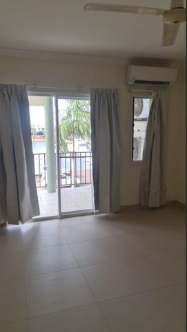 SPACIOUS MARINA-VIEW APARTMENT MINUTES FROM THE CITY - Photo 2