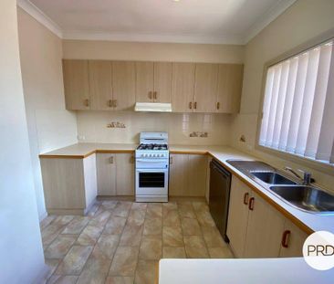 TWO BEDROOM TOWNHOUSE IN SOUGHT AFTER LOCATION! - Photo 4