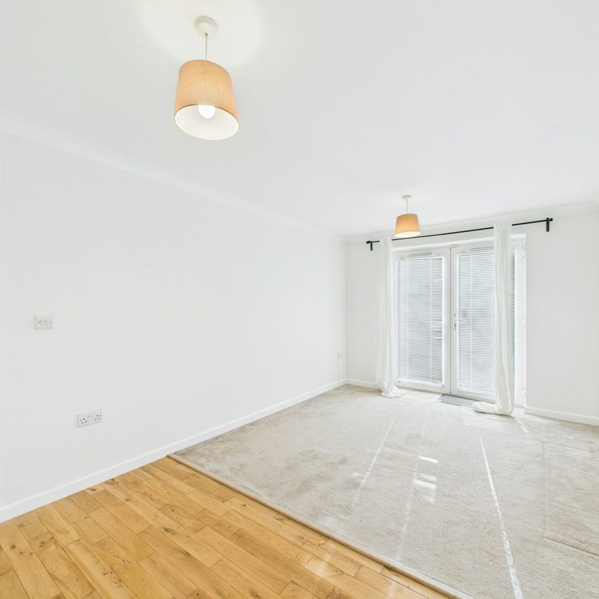 Flat to rent on - Photo 1