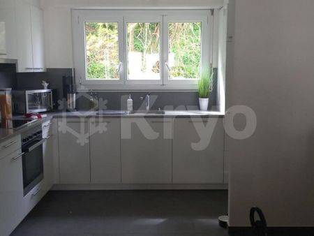 NICE 3 ROOMS RENOVATED LOCATED ON THE 1ST FLOOR ELEVATOR NEAR THE LAKE - Photo 2