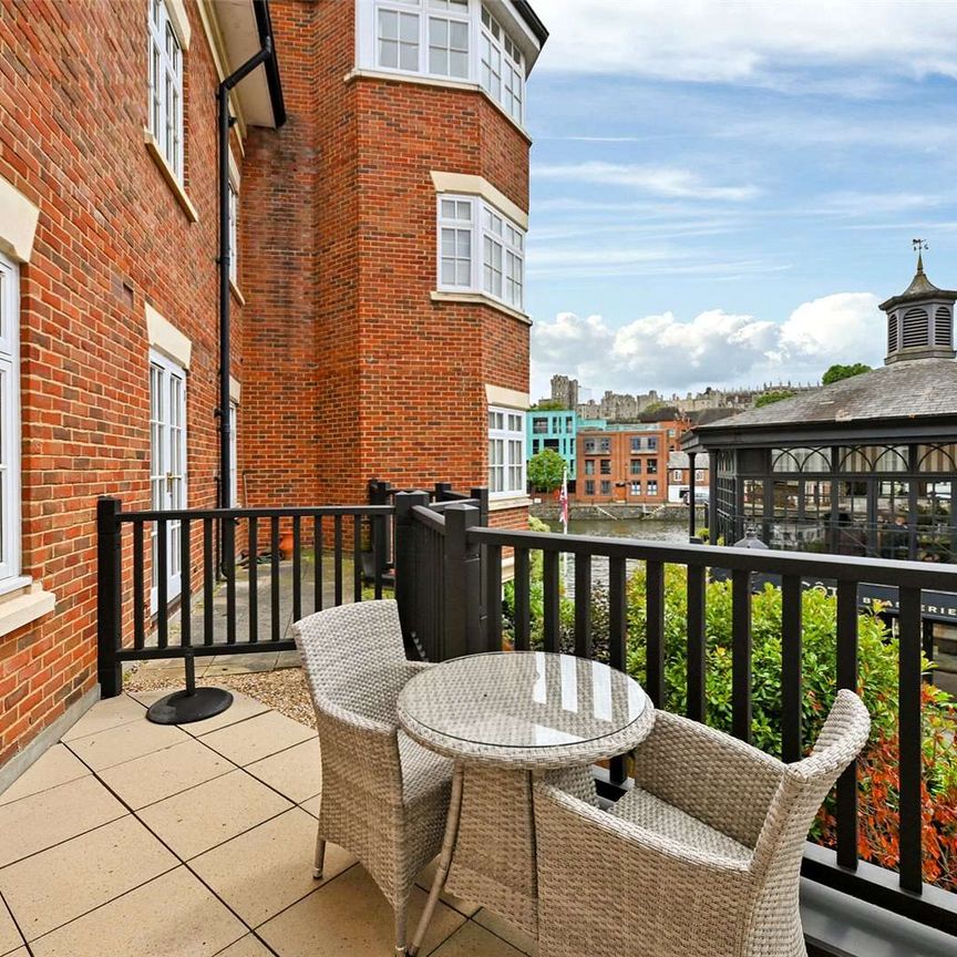 A first floor three bedroom apartment with large wrap around terrace and river views in a secure development with underground parking. - Photo 1