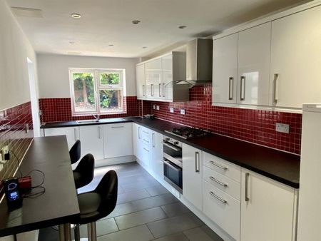 4 bedroom House To Let - Photo 5