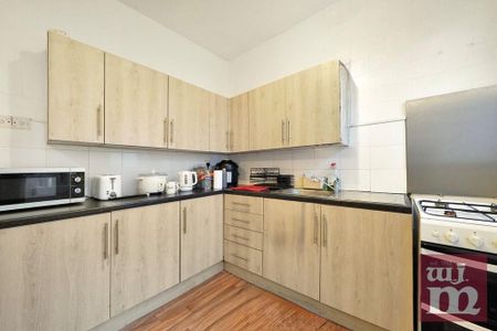 3 bedroom semi-detached house to rent - Photo 4