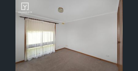 SPACIOUS TWO BEDROOM TOWNHOUSE - Photo 4