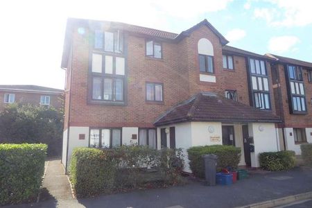 Berry Court, Raglan Close, Hounslow, TW4 - Photo 3