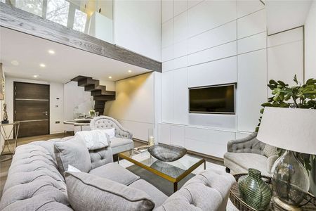 A split level one bedroom apartment situated in a popular portered building in the heart of Chelsea moments from all the local amenities of the Fulham Road. - Photo 5