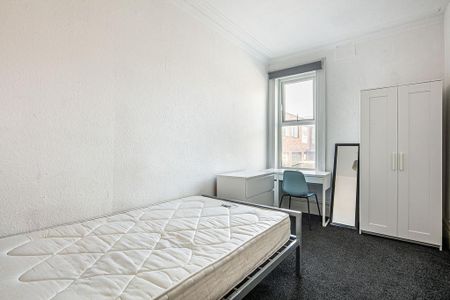 4 bedroom flat to rent - Photo 2