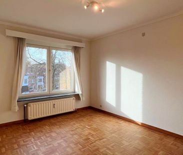 Ruim en zonnig appartement met 3 slaapkamers, terras en garagebox. - Photo 3