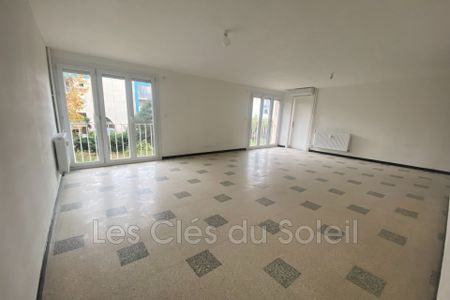 Location Appartement 5 pièces 82m² HYERES 83400 - Photo 2