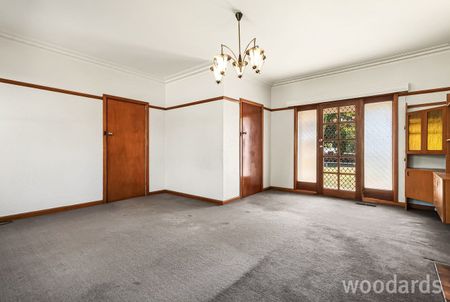 IDEAL HOME JUST MOMENTS FROM CHADSTONE SHOPPING - Photo 2