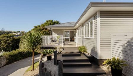 Recently Renovated 4-Bedroom Family Home - Photo 5