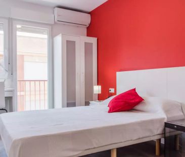 Double bed in Colourful rooms to rent in 5-bedroom apartment in Bur... - Photo 5
