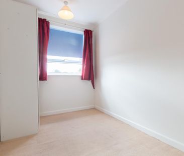 3 bedroom flat to rent - Photo 4