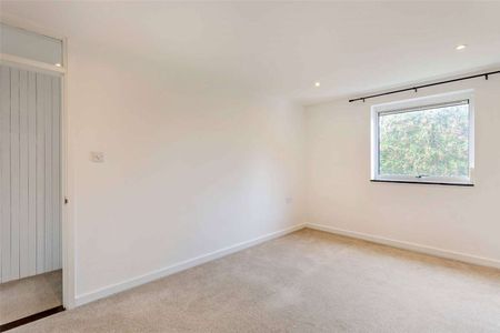 Spacious family home with a large, enclosed garden and parking - Photo 5