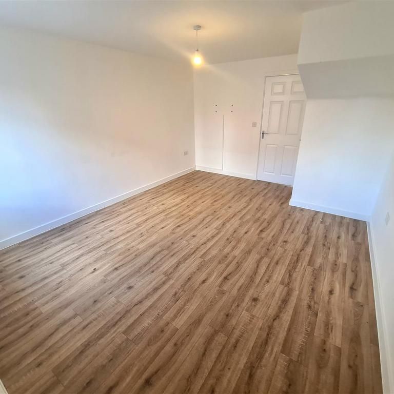 3 bedroom end of terrace house to rent - Photo 1