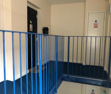 3 bedroom flat to rent - Photo 6