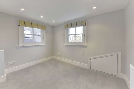 Immaculately presented five bedroom family home, between the commons. - Photo 4