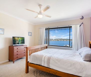 Spacious Family Home with Stunning Lake Views - Photo 4