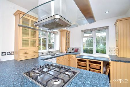 Hills Lane, Northwood, HA6 - Photo 4