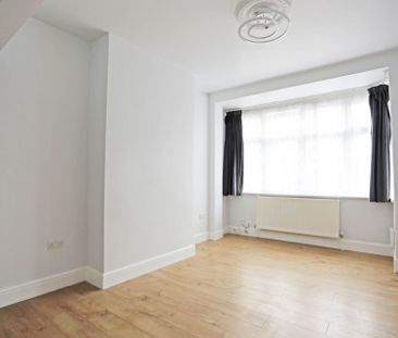 Price £2,800 pcm - Available Now - Part Furnished - Photo 3