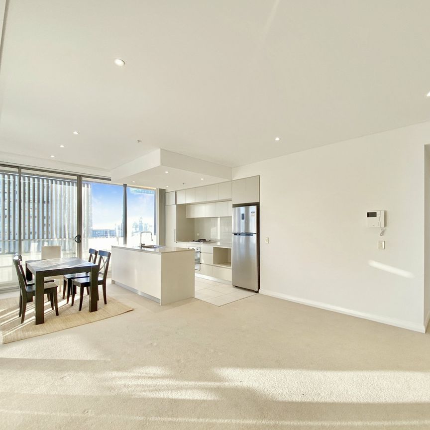 Modern & Oversized 2 Bedroom Apartment! - Photo 1