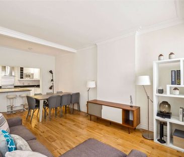 EXCLUSIVELY MANAGED BY SAVILLS. HMO APPROVED. PET FRIENDLY. A newly... - Photo 5