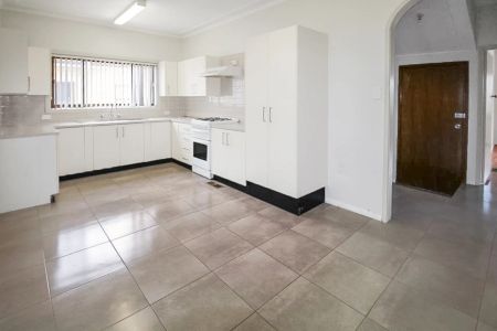 SPACIOUS 3 - 4 BEDROOM FAMILY HOME WITH CARPORT - Photo 5