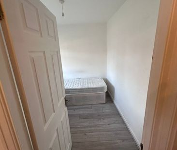 Room in a Shared House, Amberton Crescent, LS8 - Photo 4