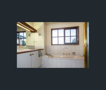 $840/w 5 Bed 2 Bath 3 WC 2 Car Garage Spacious Home Prime Location - Photo 4