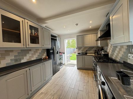 Burgess Avenue, Kingsbury, NW9 - Photo 4