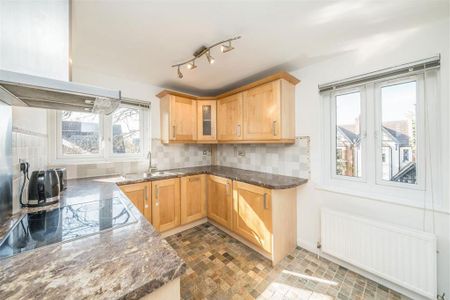 3 bedroom flat to rent - Photo 4