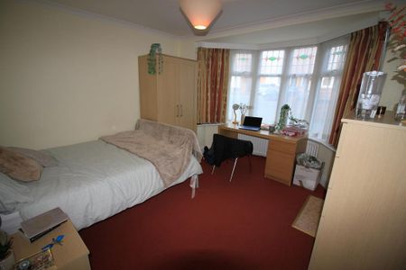 5 bedroom detached house to rent - Photo 2