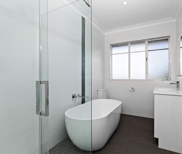 Renovated Three-Bedroom Townhouse with Double Garage & Private Courtyard - Photo 2