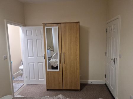 1 bedroom in a house share to rent - Photo 5